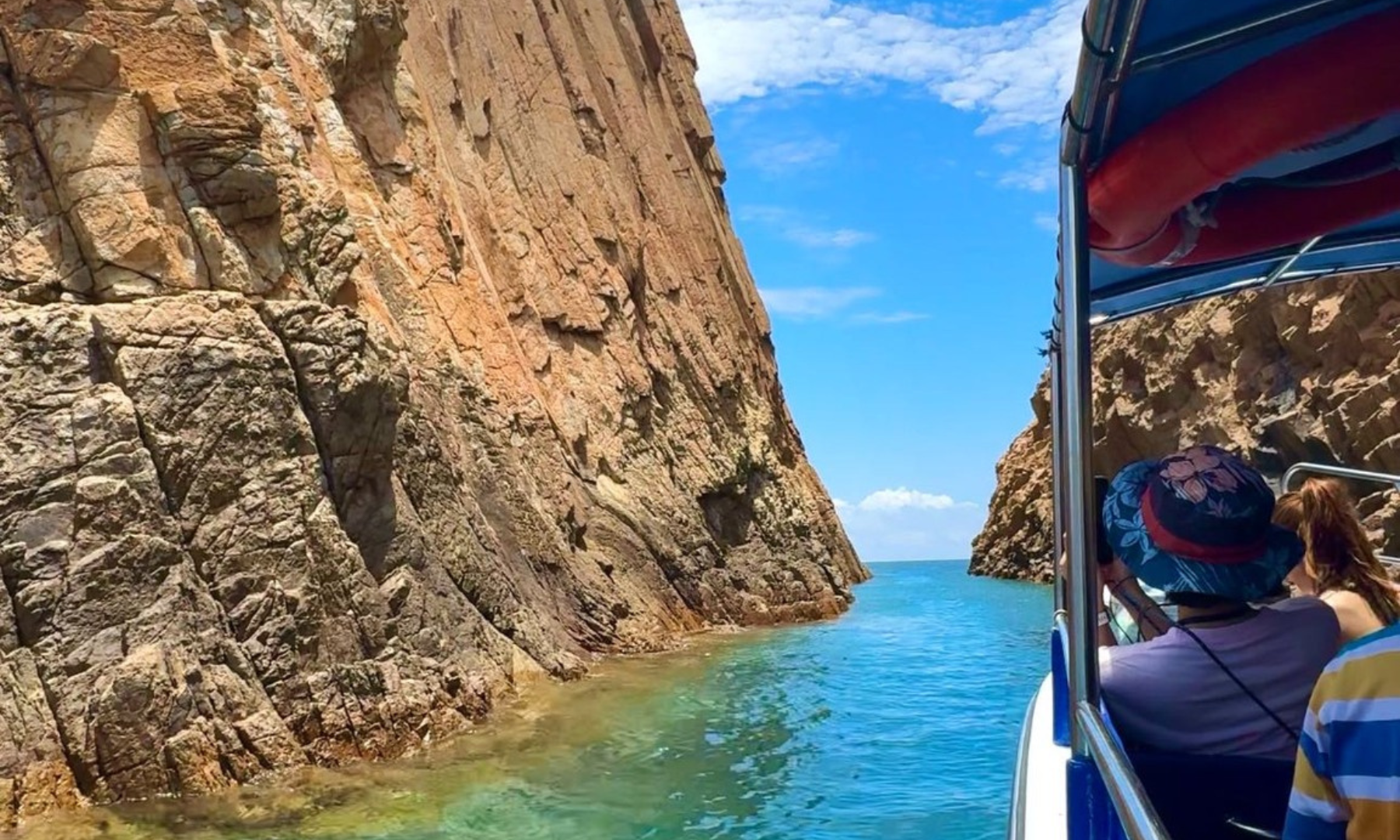 世界最大級の六角形火山岩柱や、火山活動が生んだ迫力ある岩壁など、自然の力が作り出した絶景を間近で体感